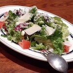 イカリヤ食堂 - チーズとフレッシュトマトのサラダ