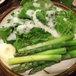 金町製麺 - レタスの新玉サラダとアスパラガス
