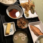 Tempura O Shokuji Dokoro Tsukushi - 鮭塩焼とエビ天ぷらのセット定食 1/3