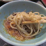 嘉一 - 天ぷらの旨味が溶け込んだつゆで蕎麦を啜る