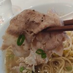 らーめん もりかわ - 豚バラをひとつまみ。 こちらもスープに絡んで美味しい。