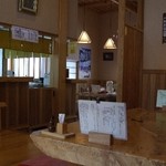 Teuchi soba nonohanaan - 店の奥から入口を見る。左が厨房。