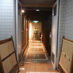 Zenseki Koshitsu Izakaya Kyuushuu Ryouri Kakomian - 入口の様子。エレベーターで３階へ