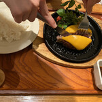 Ishigamaya Hambagu - プレミアムハンバーグステーキスペシャルセット
                        1780円（税別）
                        
                        レッドチェダーチーズ乗せ150円（税別）
                        
                        
                        外は良く焼けているが中はレア　切り分けてくれて
                        
                        鉄板で焼く