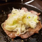 元氣七輪焼肉 牛繁 - たんにネギをのせると旨い