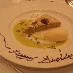 ラ ブラスリー - 2012.4 デザート ピスタチオのケーキとソース バニラアイス