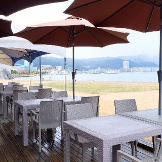 A lively location◎Terrace seats overlooking Lake Biwa are popular