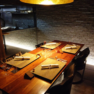 A moment to fully enjoy delicious food. A comfortable space renovated from a private house in Hiroo
