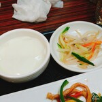 中華料理 菜香菜 - ランチ　青椒肉絲定食　小鉢(もやしの酢の物)、デザート(杏仁豆腐)