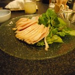 楽山 - 地鶏をウィスキーオークでスモークしたやつ。むしってきたバジルつき。