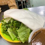 Banh xeo Ba Duong - ライスペーパーと野菜