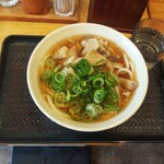 驛麺家 - 牛すじうどん (税込)540円 (2020.2/中旬)