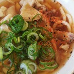 驛麺家 - 牛すじうどん に七味を入れると更に美味しい(2020.2/中旬)