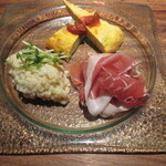 ボルベール - 選べるタパス3種類盛り合わせ 880円(税別)