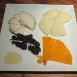 ボルベール - チーズ3種の盛り合わせ 1080円(税別)