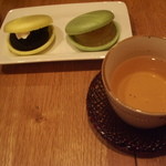 西新井大師　もなかカフェ　まめつばき - まめ最中とお茶のセット