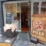 セコンド - 交差点すぐそばです。