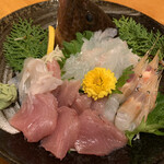 The　dining　YOSA八右衛門 - お刺身盛り合わせ   1800円(税抜)
            (ヨコワ・アズキマス・鬼エビ・ヒラメ(サービス))
            