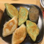 外堀PAIRON - 四大餃子定食の餃子  白龍２個、青龍２個、黒龍１個、サラダ１個