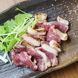 ＼河内鴨の炙りは必食の逸品／新鮮な鴨をお造りで堪能できる！