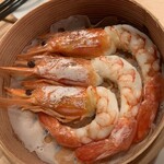 丸虎焼売店 - 蒸海老もかなり大きい