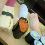 立ち喰い寿司 弁慶 - 「むつみ橋セット」の寿司。これに「赤だし」が付いてます。