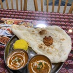 インド・ネパール料理 キルパ - Dセット（バターチキン〈マイルド〉、キーマエッグ〈ベリーホット〉、マンゴーラッシー）