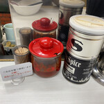 ラーメン専門店 大輝 - 調味料たち
