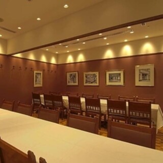 テーブル28名様×1
      個室空間も多数ご用意ございます。人気の為、ご予約はお早めに