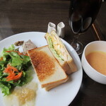 三日月 - 鶏ハムとたまごサラダのホットサンド