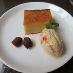 三日月 - バナナとラムレーズンのケーキ（ランチデザート）