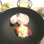 La Brianza - インサラータカプレーゼ。ブッラータチーズに静岡県産トマト、ラディッキオ、愛農ポークの自家製ハム添え。この愛農ポークのハムがほんとおいしいの。素材もいいんだと思うんですけど、ハムの仕立てが巧みなの☆