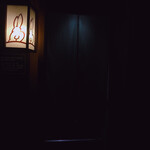 うさぎのしっぽ - この向こうに階段があります。