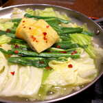 銀座ほんじん - もつ鍋の味付けで、野菜がたっぷり食べられる。女性に人気なのも頷けます