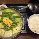 銀座ほんじん - もつ鍋定食・塩（￥1100）。たっぷりのキャベツにニラ、油揚げと豆腐が入る。ごはんはお替わり自由