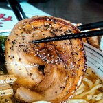 ラーメンまっくうしゃ - チャーシューが旨いですね、厚くて、ホロホロで旨いやつです