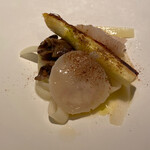 ル　ピニョン - 滋賀県産ホワイトアスパラ穂先のソテーとパスタ状にカットしたアスパラ　ホタテ貝のマリネ　マッシュルームソース