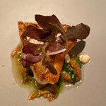 ル　ピニョン - レンコ鯛のソテー　ジロール茸、白菜のブイヨン仕立て　ニラ、海老のチップ