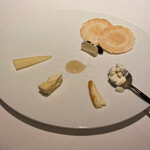 ル　ピニョン - 四種類のチーズ盛り合わせ モンテベロネーゼ(セミハードタイプ)　白カビジャージー牛乳のチーズ　ラングル(ウオッシュチーズ)　山羊のミルクのチーズ　ドライフルーツ(パイナップル、レーズン)とクラッカー