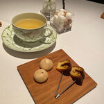 ル　ピニョン - カモミール　コーヒーのメレンゲ他お茶菓子