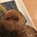 焼鳥 扇屋 天 - 白地肝レバー２８０円。塩、タレ、ゴマ油から味付けを選択でき、ゴマ油でお願いしました。レバー自体が、濃厚なのにしつこくなく、焼き加減も良く、とても美味しかったです（╹◡╹）