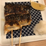 焼鳥 扇屋 天 - サバの炭火焼き４８０円。２切れ合わせて半身の分量が提供されます。余熱で皮が弾ける音も、味わいのうちですね(^｡^)。とてもコスパ良い一品です（╹◡╹）