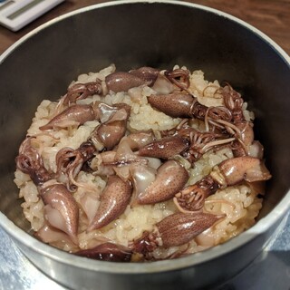 使用店主精選的丹波越光米制作的四季不同的小鍋什錦飯