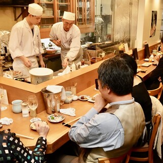 職人技を目の前で楽しめる特等席で、お酒片手に焼鳥をお楽しみあれ。