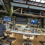 Nolita Hall - 店舗アイコンとなるU字型カウンター。