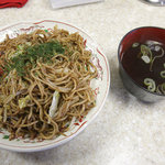 後楽そば - やきそば360円。スープはうどん・そばのヤツです。