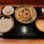 Yatai Sakaba Agurashi - 本日のワンコインランチ　ピリ辛肉野菜炒め(20-02)