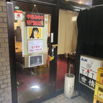 七丁目のカレー屋 - お店の外観…半地下の店。　外観ってか…入り口
            
            夜は中島みゆき専門酒場『世情』昼はこの店の
            
            オーナーが子供の頃食べたカレーを再現した店らしい