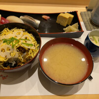 鮨 あうん - 雅(五目ちらしと握り五貫)(海老は既に食べた後 に撮影)