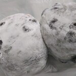 松島屋 - あまり和菓子も豆大福も日頃食べない方ですが…
      そんな私でも甘さ控えめで粒なのに滑らかで上品な餡､食感や食べ応えもあり程良く塩気を感じるお豆､そして柔らかいお餅に包まれた…✨豆大福✨